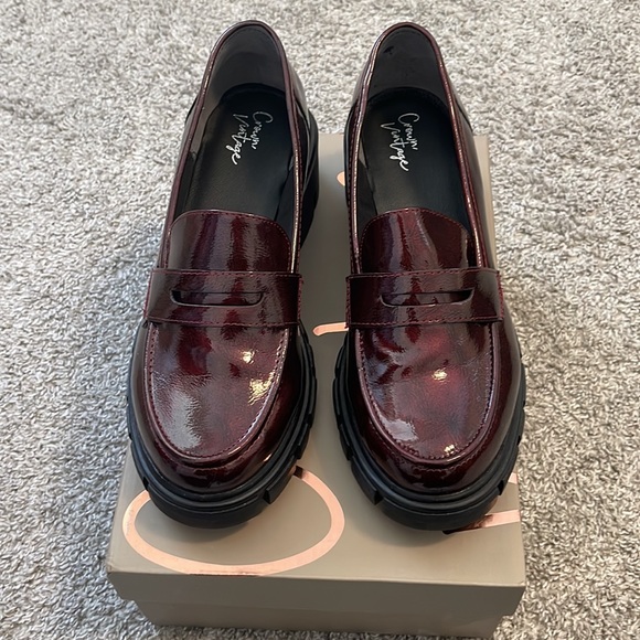 Size 9.5 - Picture 3 of 3